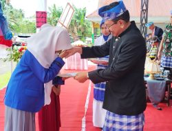 Porsadin V, Bupati Butur Beri Penghargaan Pada Siswi Berprestasi di Hari Diknas