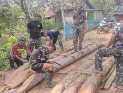 Personel Satgas TMMD Reg Ke 117 Peduli Bantu Warga Perbaiki Jembatan Rusak