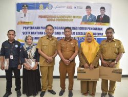 Pj. Bupati Buton Serahkan Bantuan Laptop dan Piagam Penghargaan