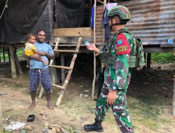 Satgas Yonif 642/Kps Berikan Yankes dan Susu Secara Door to Door