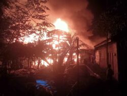 Kebakaran Hebat Melalap Delapan Rumah di Kelurahan Kamaru, Kerugian Capai Milyaran Rupiah