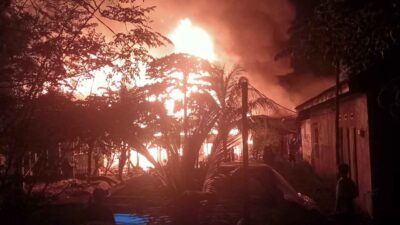 Kebakaran Hebat Melalap Delapan Rumah di Kelurahan Kamaru, Kerugian Capai Milyaran Rupiah