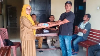 Usai Dilaporkan, Lurah Kamaru Serahkan Donasi Rp30 Juta kepada Korban Kebakaran