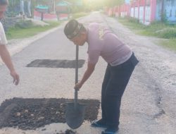 Polisi di Lasalimu Tambal Jalan Berlubang Secara Mandiri, Warga Ikut Gotong Royong